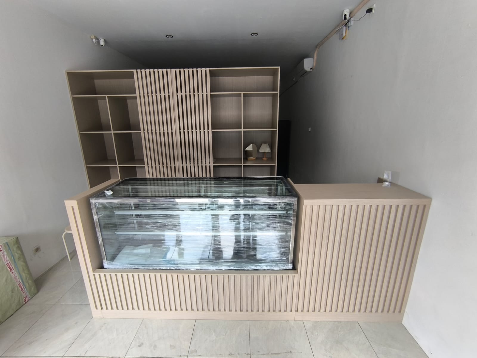 Meja Kasir dan Rak Display